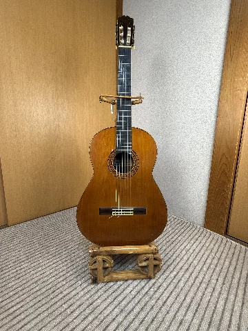 Weekend house with music, handmade bamboo guitar stand (Photo 1-03)