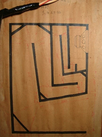 Cross-section design drawing of back-loaded horn sketched on the speaker's rear panel (Photo 1-24)