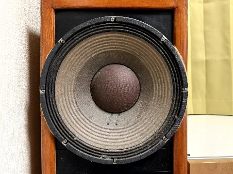 JBL 2226J 38 cm woofer matched to OTL amplifier's driving force (Photo 1-25)