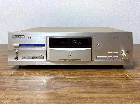 CD player partnered with the OTL amplifier and 38 cm bass-reflex speakers (Photo 1-52)