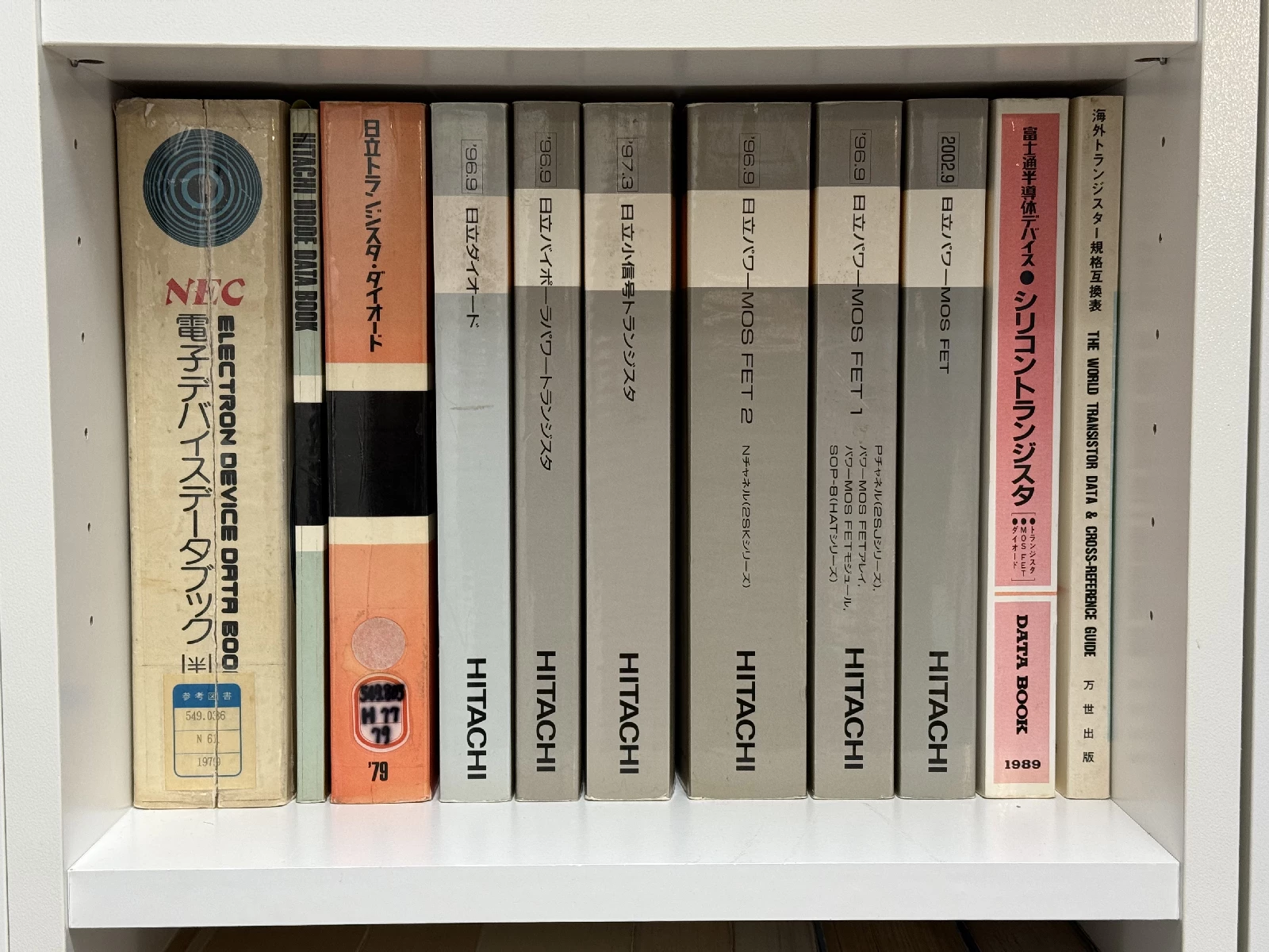 Hitachi, NEC, and Fujitsu semiconductor databooks with overseas-to-Japanese cross-reference guide